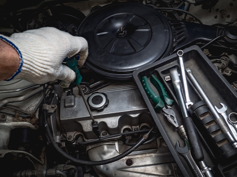 レンチの使用中に偶発的な怪我を避ける方法は？